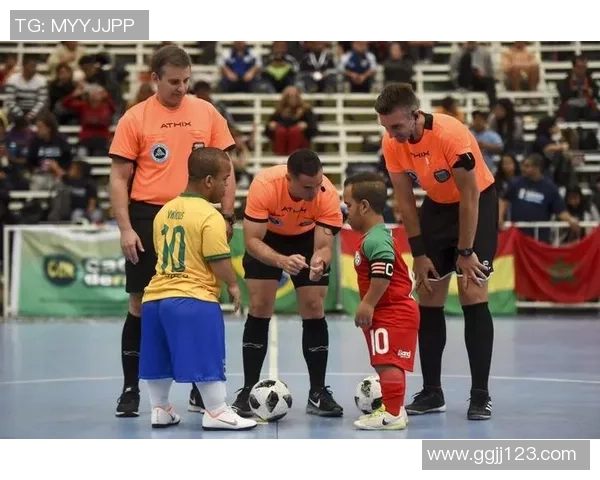 足球明星勇敢面对侏儒症挑战展现不屈精神与运动热情 足球明星勇敢面对侏儒症挑战展现不屈精神与运动热情